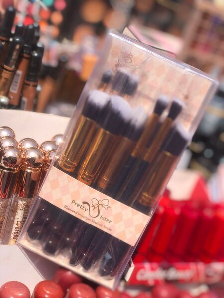 Makeup brush