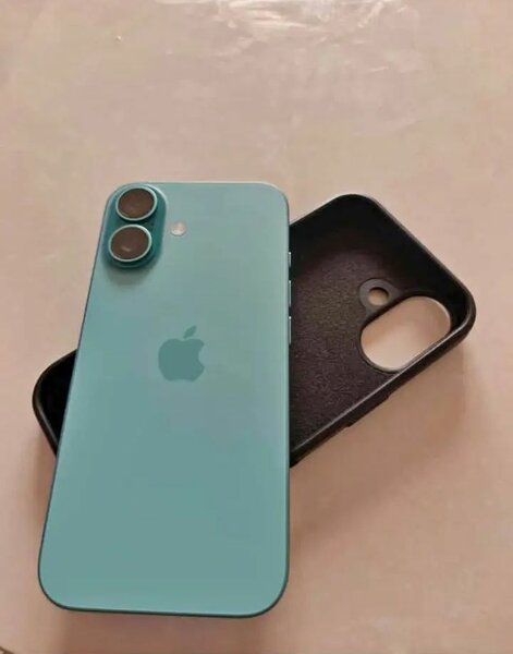 iPhone 15 bleu casi neuf