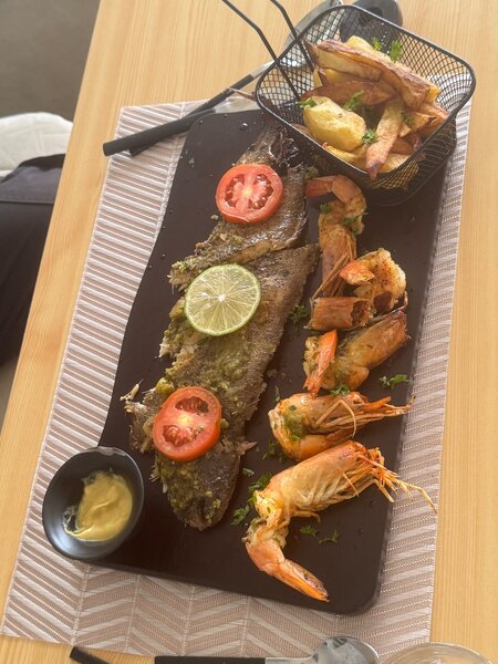 Assiette de poisson grillé et crevettes avec frites
