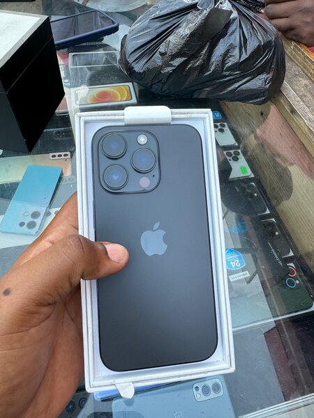 iPhone 14 Pro 256Go deux puces quasi neuf