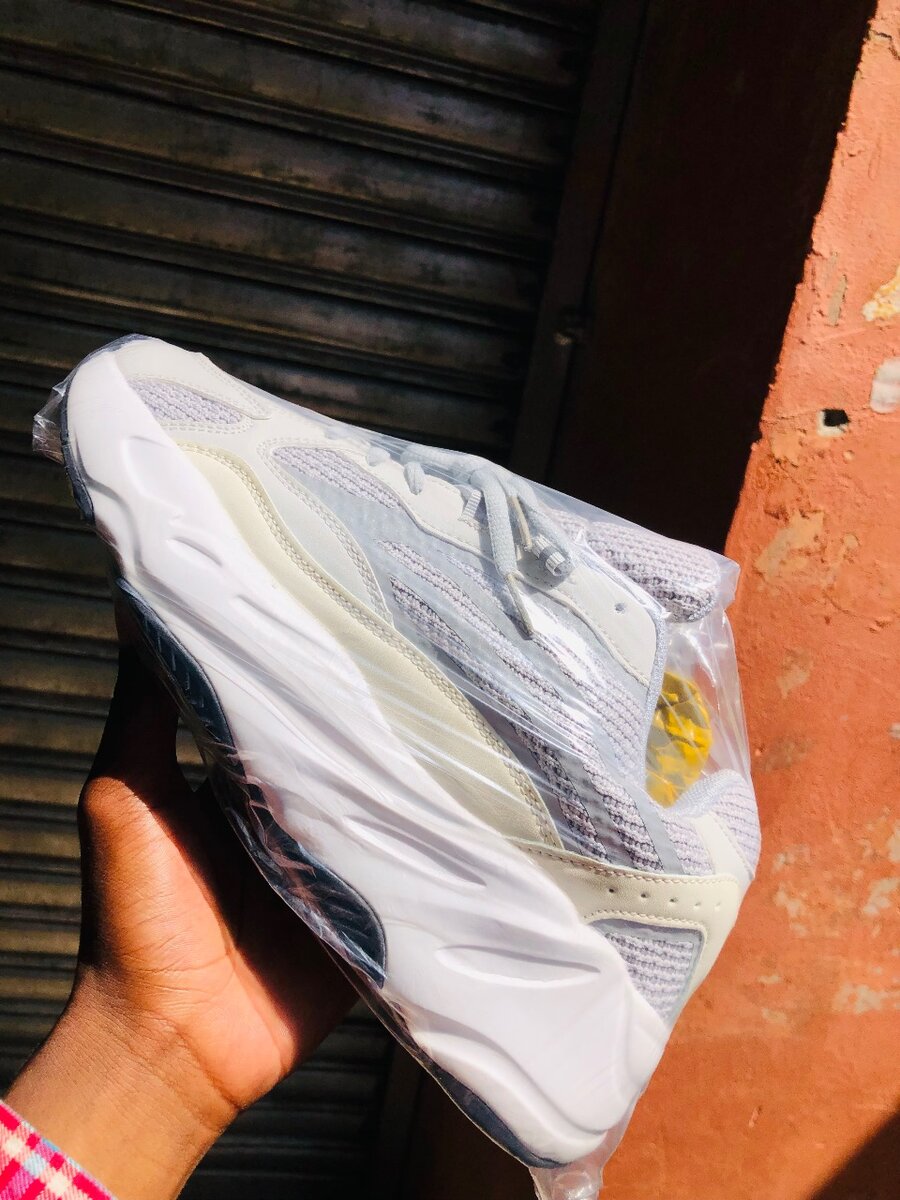 V2 700