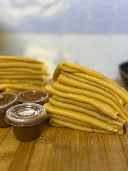 Crêpes fraîches avec sauce chocolat