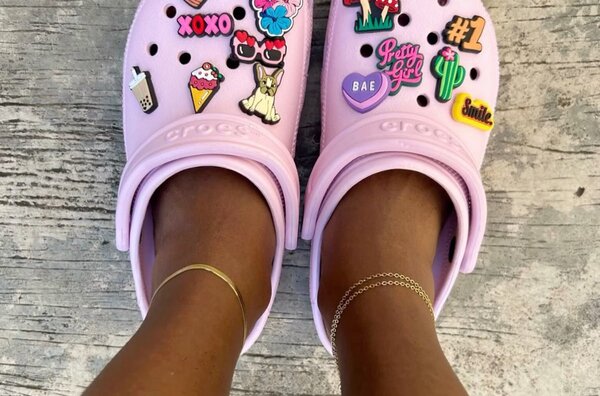Crocs colorés et personnalisés