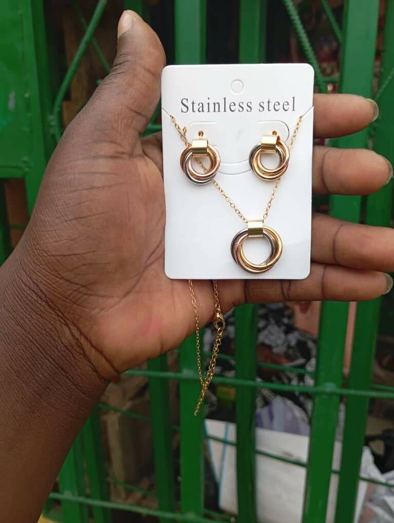 Boucle d'oreille et chaîne
