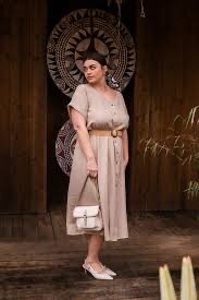 Robe beige élégante boutonnée