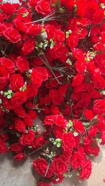 Roses artificielles colorées