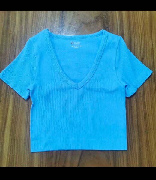 T-shirt court encolure V femme