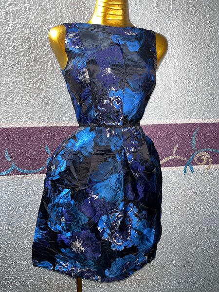 Robe élégante à fleurs bleues