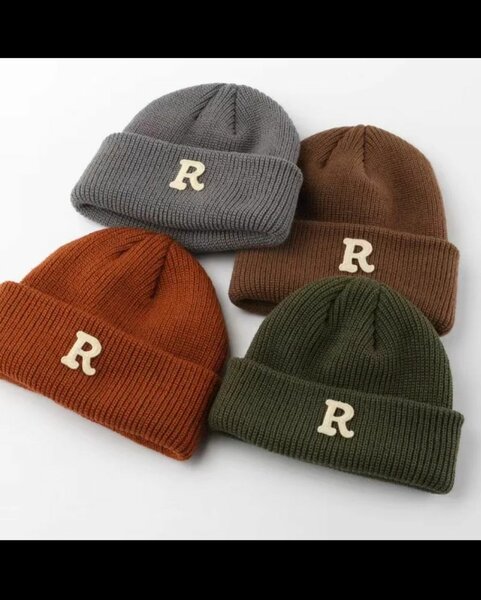 Bonnet en tricot avec lettre