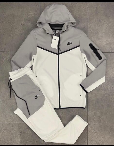 Survêtement NIKE TECH