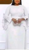 Robe longue fermée avec une broche à la taille, blanc