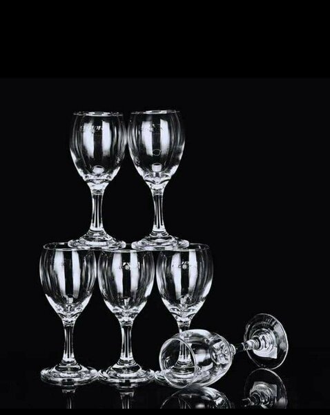 Verres à vin élégants en cristal