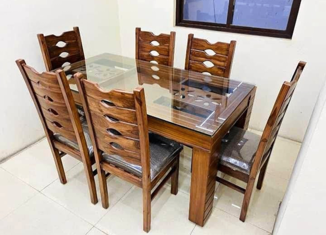 Table à manger moderne avec chaises