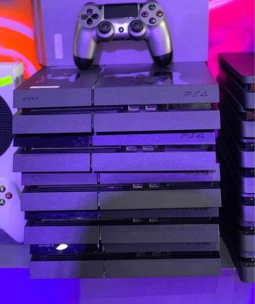 PS4 fat craqué avec 10 jeux installés et une manette