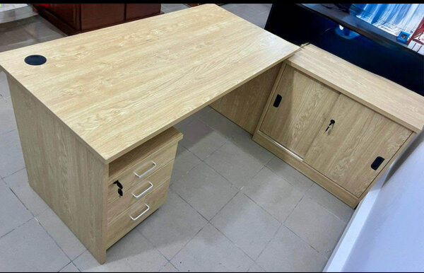 Bureau en bois avec tiroirs