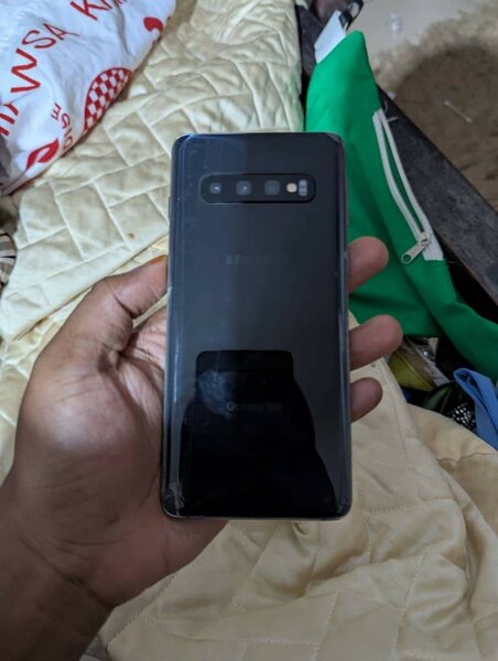 Samsung S10 l'arrière fissuré