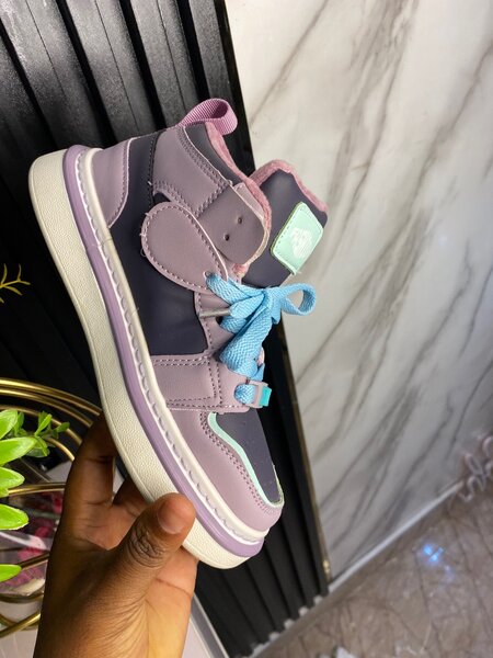 Kids sneakers