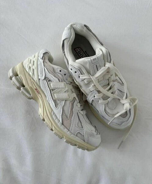 New balance 2002r