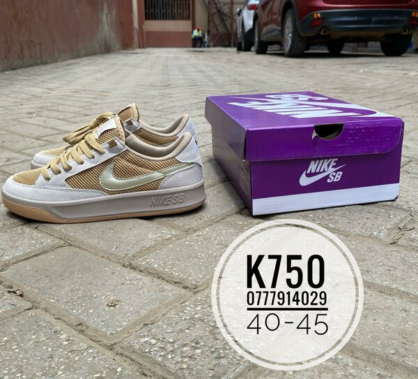 NIKE SNEAKERS