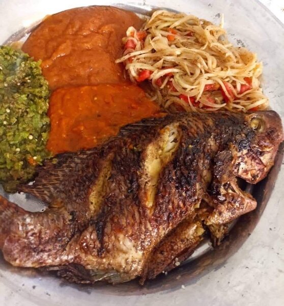 Tilapia grillée avec sauces exotiques