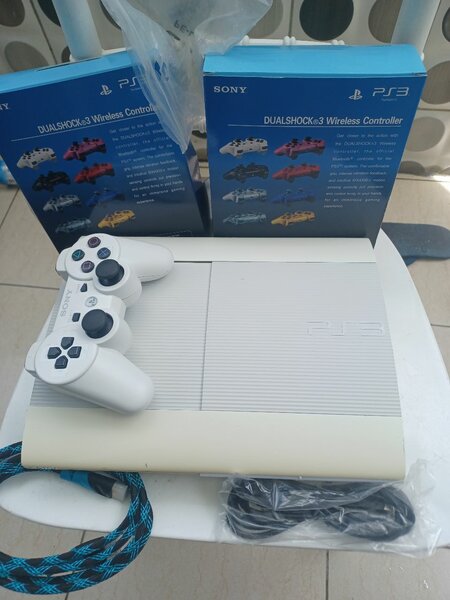 Ps3 ultra slim 35 jeux +2manet