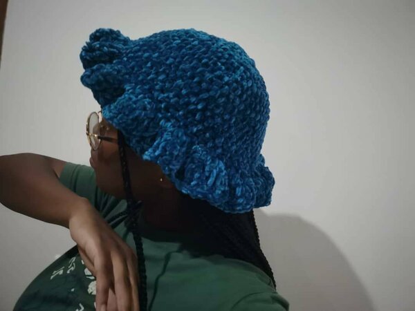 Chapeau en crochet bleu élégant