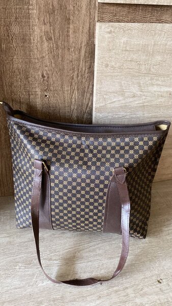 Sac à main élégant damier
