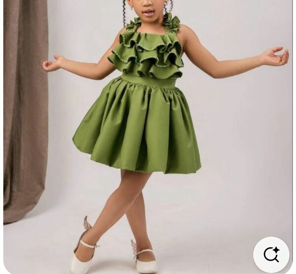 Robe à volants verte pour fille