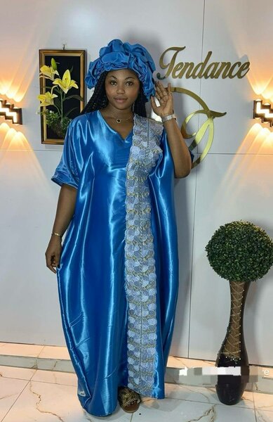 Robe satin brodée