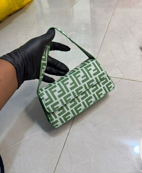 Tres beau sac disponible