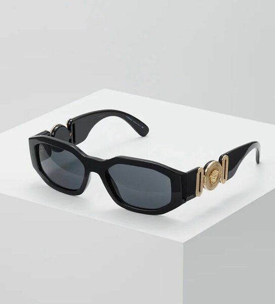 Lunettes de soleil noires élégantes