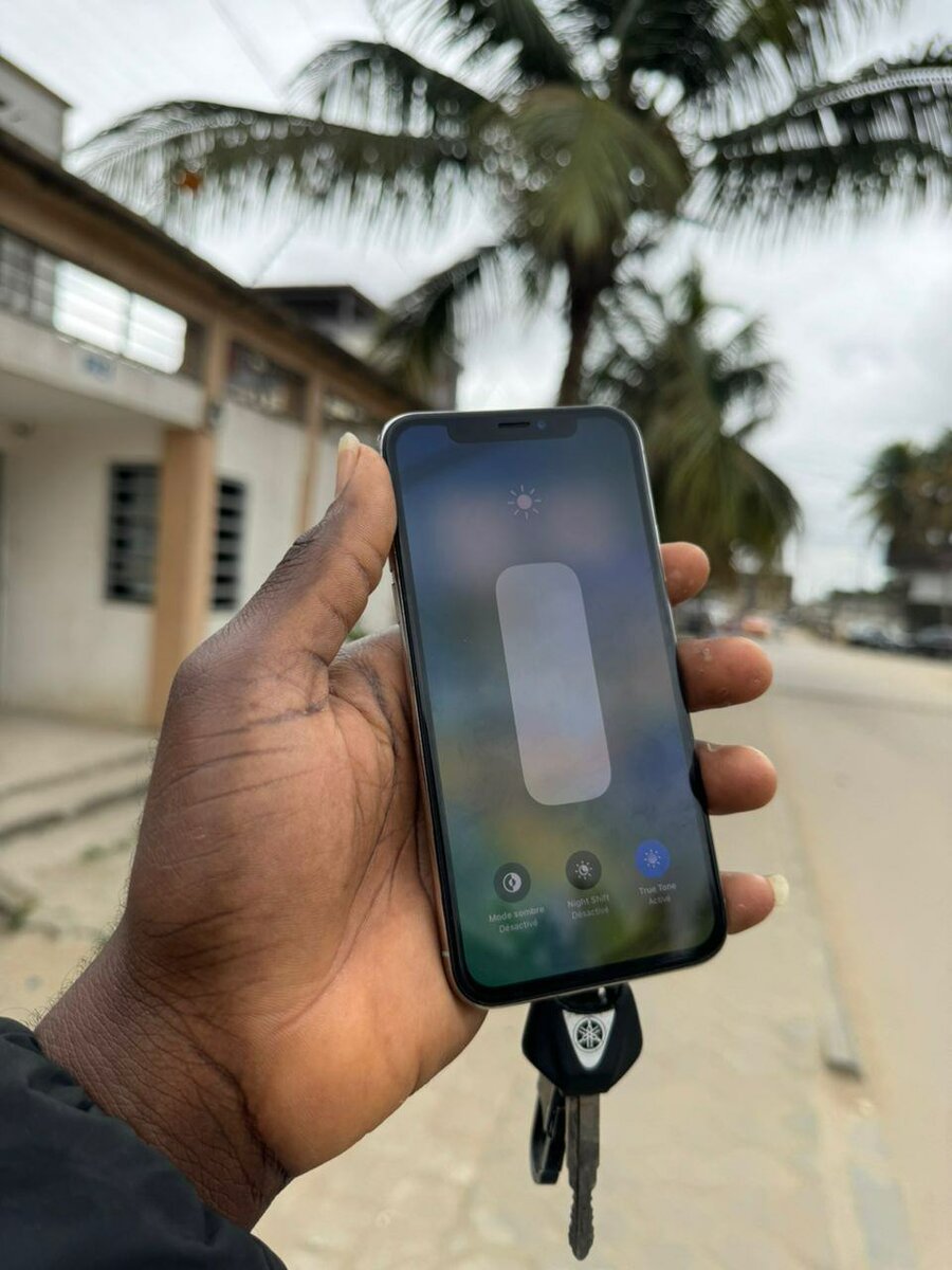 iPhone X 64 giga tout est ok  85.000 k o comme quasi neuf