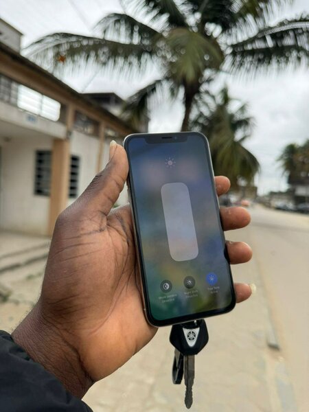 iPhone X 64 giga tout est ok  85.000 k o comme quasi neuf