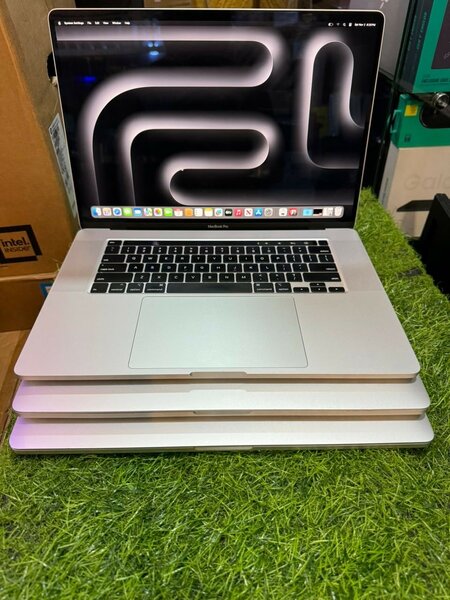 2019 macbook pro touchbar graphics Laptop