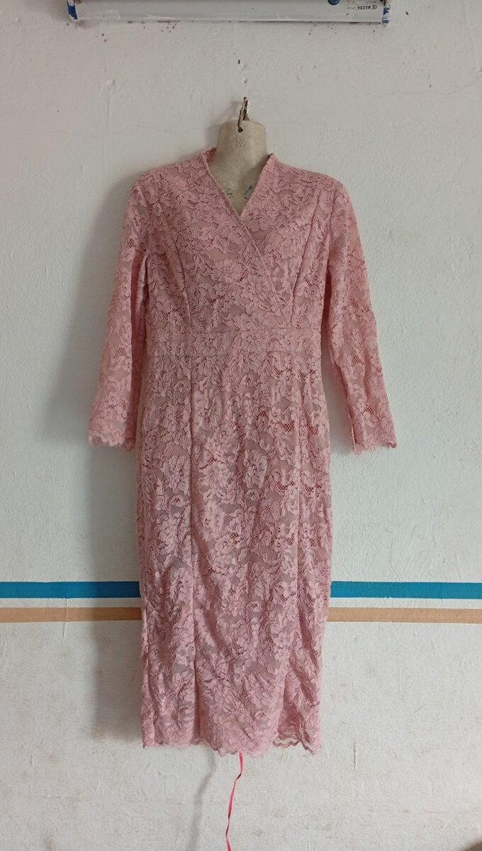 Robe en dentelle rose élégante