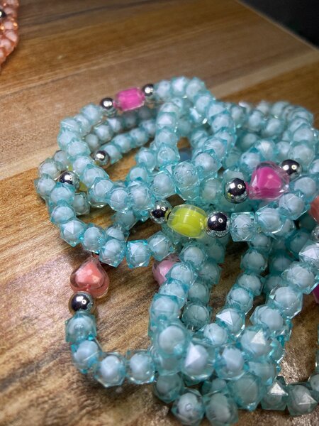Bracelets colorés en perles