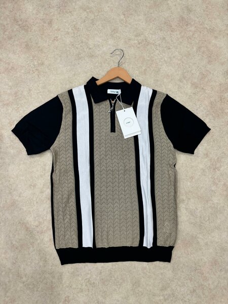 Polo en tricot rayé élégant