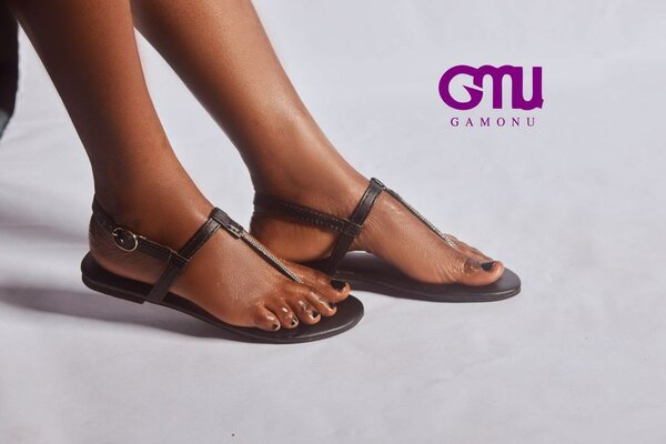 Ladies flat sandals