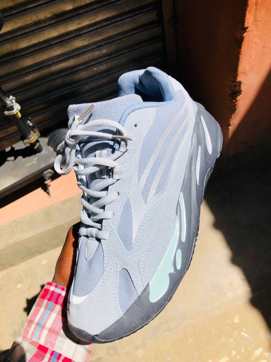 V2 700