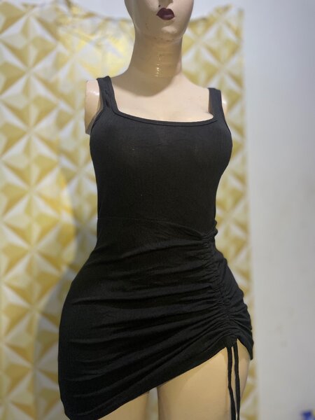 Robe noire froncée élégante