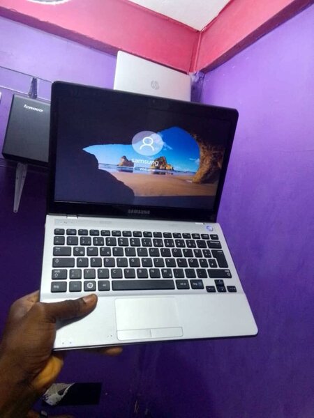 Samsung 305U1A