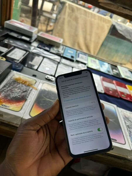 iPhone 12 pro 256 giga mémoire interne  tout passe 215.000