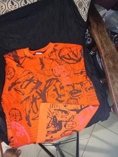 T-shirt graphique orange vibrant