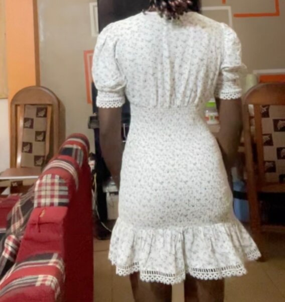 Robe blanche à motifs délicats