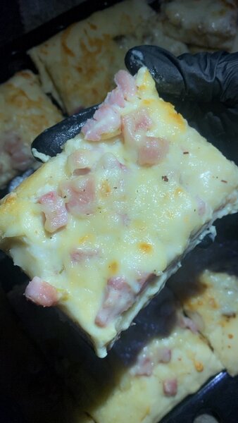 Pizza maison fromage et jambon