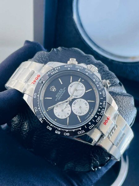 Montre de luxe dorée élégante