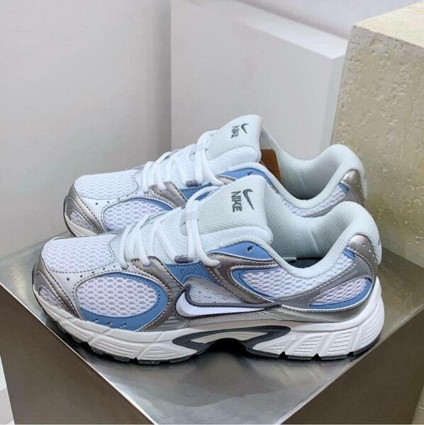 Chaussures de Course Nike Blanches et Bleues