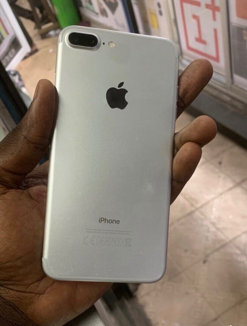 iPhone argent 64Go débloqué