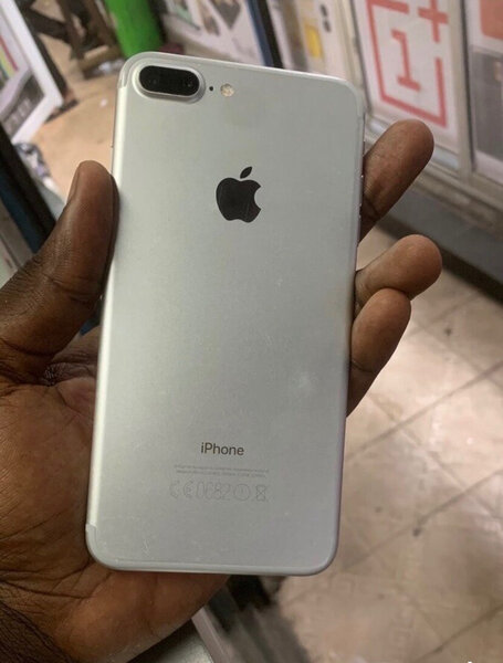 iPhone argent 64Go débloqué