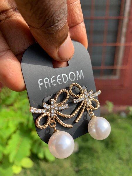 Pearl earring